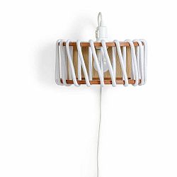 Biela nástenná lampa s drevenou konštrukciou EMKO Macaron, dĺžka 30 cm